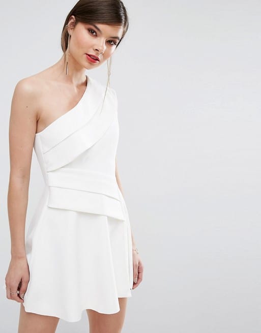 Robe courte blanche chic manche asymetrique